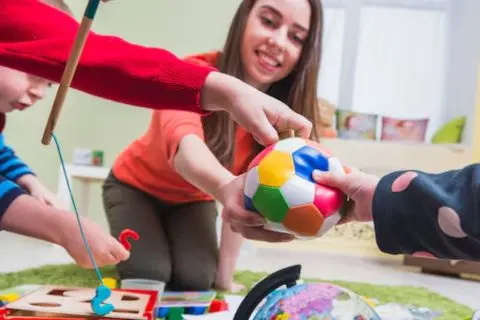 Élèves participant à des activités parascolaires artistiques et sportives au Groupe Scolaire Omar El Idrissi pour développer leurs compétences.