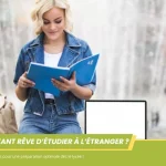 Jeune femme assise devant une fontaine, lisant un carnet bleu, sac et ordinateur à proximité, bande verte inférieure avec texte blanc en majuscules et logo GSOI en haut à gauche