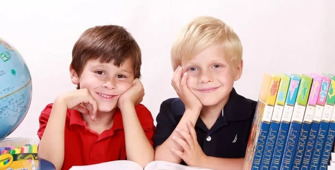 un avenir lumineux, symbolisant le choix et la croissance.